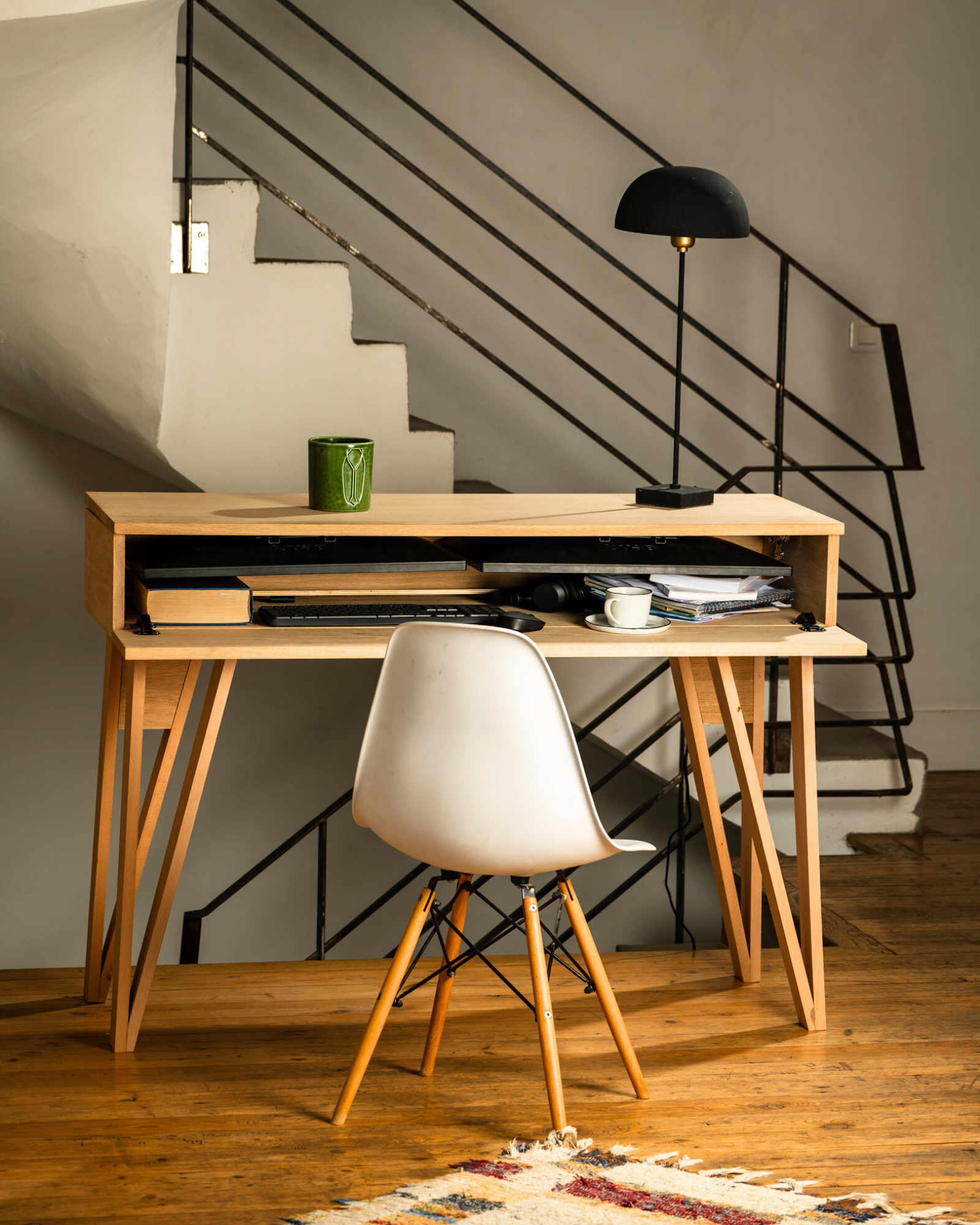 Bureau BOSS modulable en chêne 128 x 45/60 cm - compatible 2 écrans 24" - pied cache fil Le Corbu